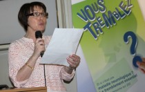 Roselyne Radigue, secrétaire de Aptes, lit le discours de Maria Depretto